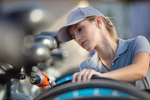 Woman Bicycle Mechanic Repairing Bike Outdoors — Stock Photo, Image