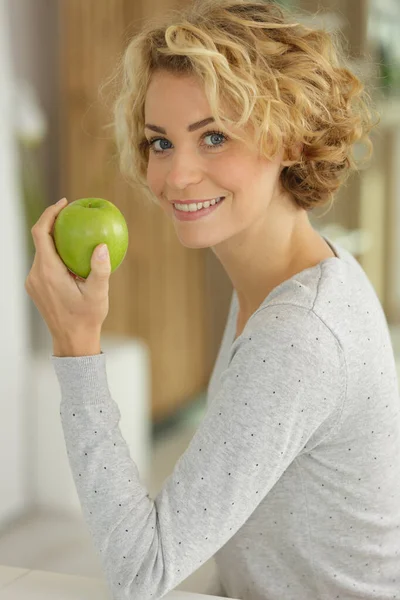 Ruokavalio Ravitsemus Omena Nainen Omena — kuvapankkivalokuva