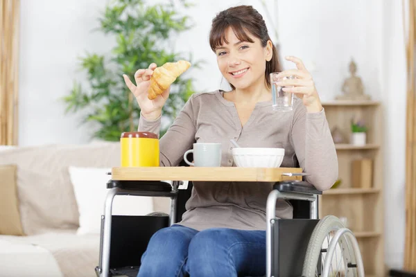 Heureuse Femme Handicapée Prenant Petit Déjeuner Maison — Photo