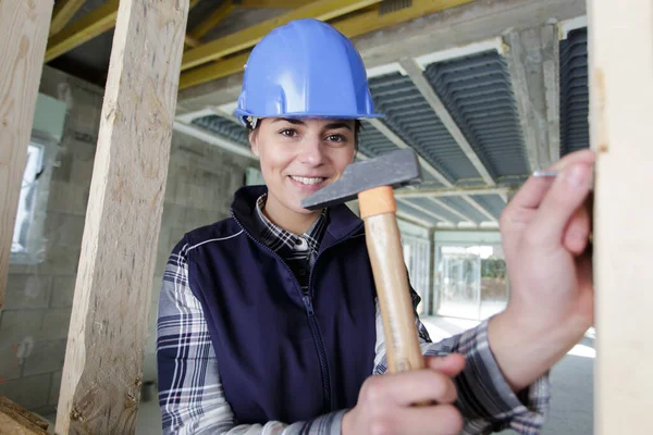 Female Builder Using Hammer Drive Nail Wood — Stock Photo, Image