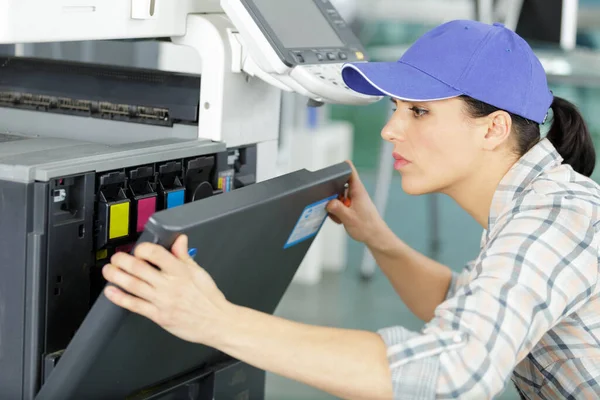 Female Technician Changing Ink Cartridges Photocopier — Stock Photo, Image