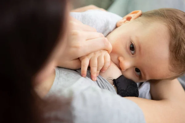 Baby Ernährt Sich Von Mutterbrustmilch — Stockfoto