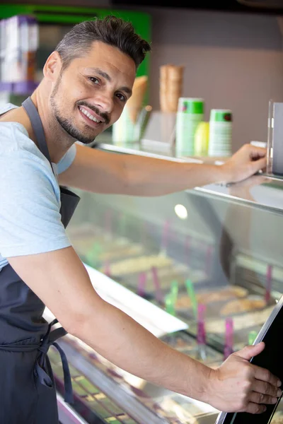 Neşeli Dondurma Satıcısı Kameraya Gülümsüyor — Stok fotoğraf