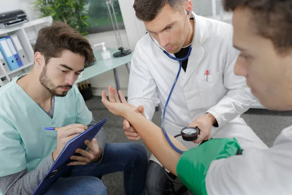 Young Doctor Learning Messure Blood Pressure — Stock Photo, Image