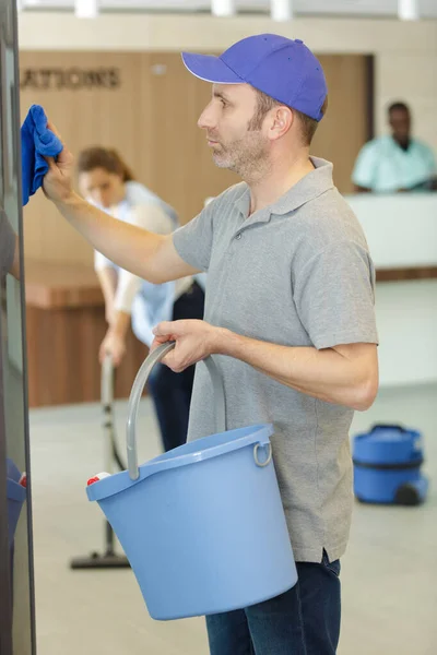 Homme Avec Des Fournitures Nettoyage Dans Bâtiment — Photo
