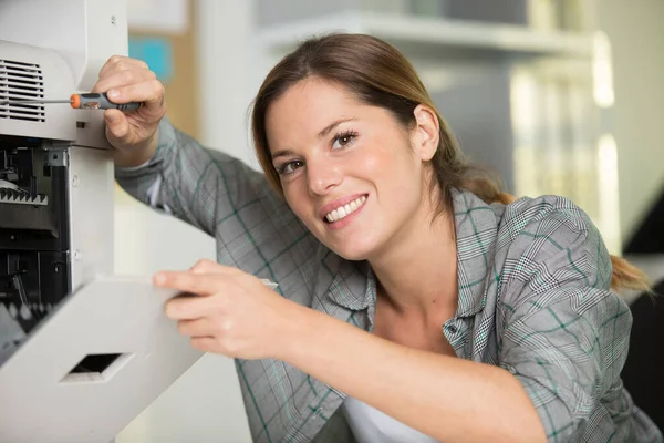 Woman Fixing Printer — Stock Photo, Image