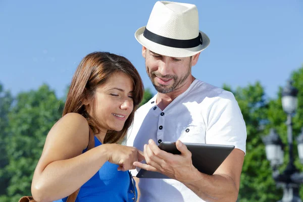 Happy Couple Using Digital Tablet Together Smiling — Stock Photo, Image