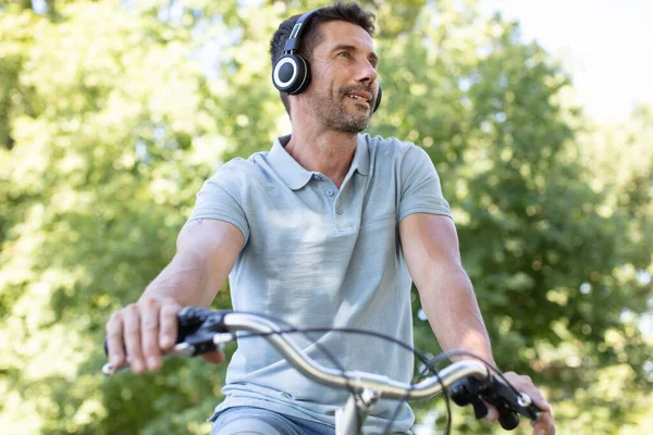 Dojrzały Mężczyzna Rowerze Nosi Słuchawki — Zdjęcie stockowe