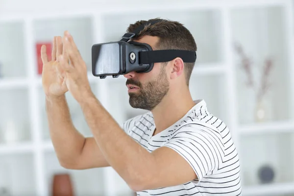 Stupito Uomo Eccitato Indossa Occhiali Realtà Virtuale Casa — Foto Stock