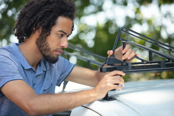 Man Securing Roof Rack Vehicle — Stockfoto