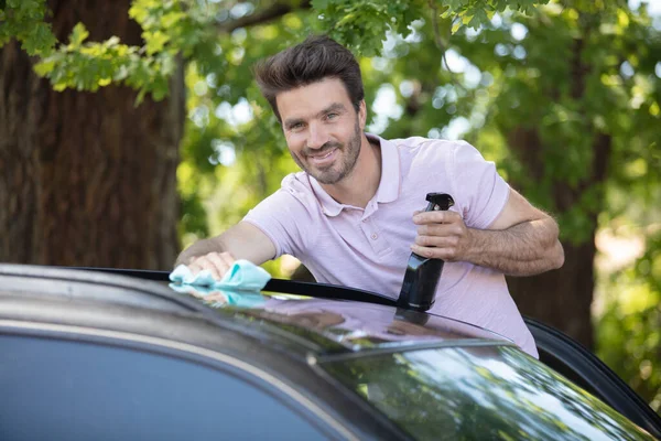 Man Cleaning Car Front House — Foto de Stock