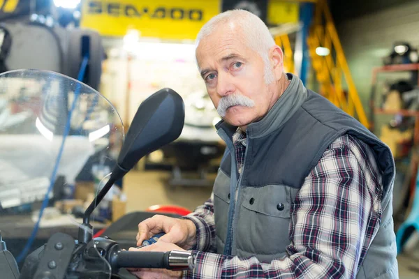 Uomo Anziano Riparazione Danneggiato Motore Moto — Foto Stock