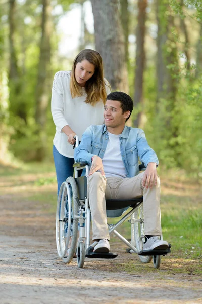 Senior Para Wózkiem Inwalidzkim Lesie Jesienią — Zdjęcie stockowe