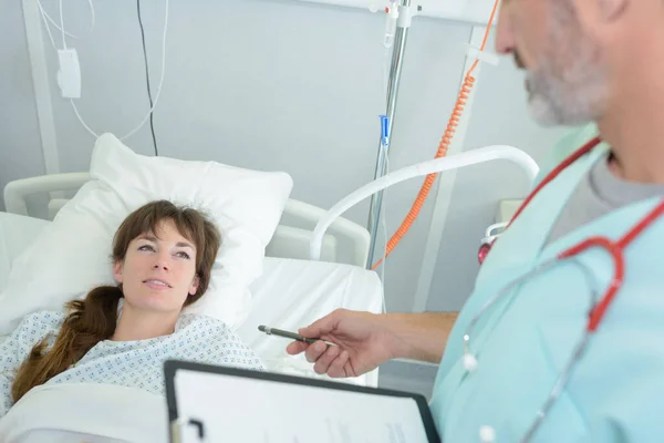 Krankenschwester Gespräch Mit Patientin Krankenhauszimmer — Stockfoto