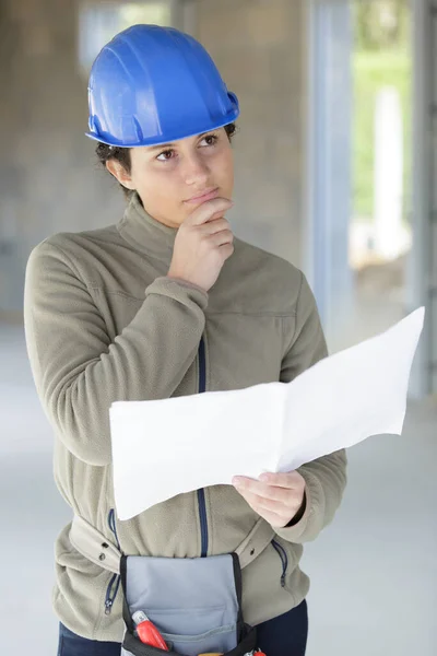 Mujer Constructora Está Pensando Planificación Casa — Foto de Stock