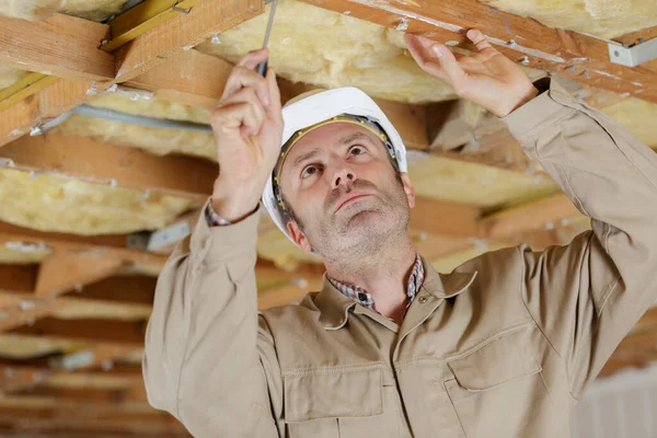 Builder Working Wood Ceiling — Fotografia de Stock