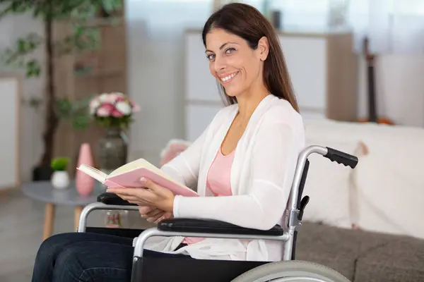 Žena Čte Knihu Invalidním Vozíku — Stock fotografie