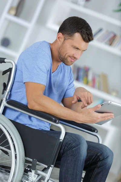 Handikappad Man Med Hjälp Digital Surfplatta — Stockfoto