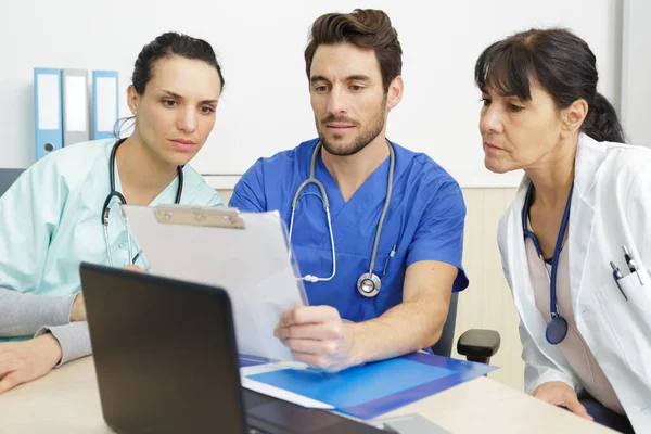 Three Medical Colleagues Discussion — Stock Photo, Image