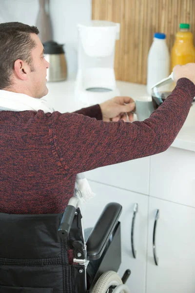 車椅子の障害者がコーヒーを作っています — ストック写真