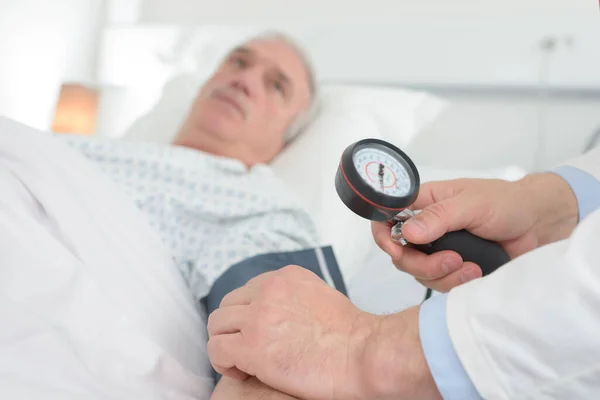 Pielęgniarka Pomiar Ciśnienia Krwi Starszego Mężczyzny — Zdjęcie stockowe