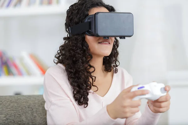 Una Chica Experimentando Realidad Virtual —  Fotos de Stock