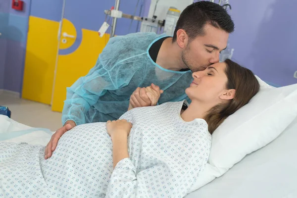 Man Kissing Pregnant Wifes Forehead Hospital — Stock Photo, Image