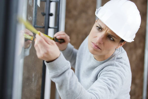 Portrait Female Builder Extended Tapemeasure — Stock Photo, Image