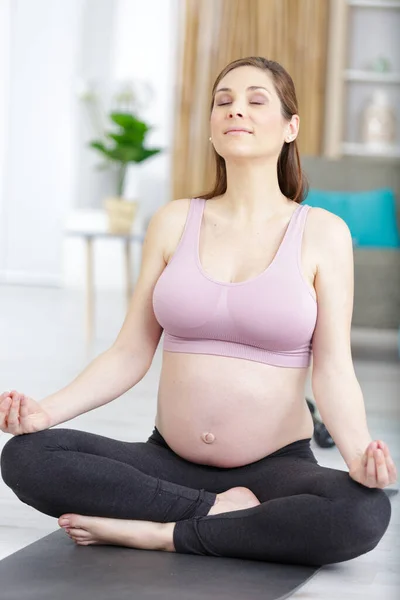 Pregnant Woman Meditating Home Practicing Yoga — ストック写真