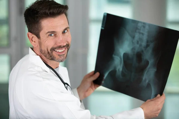 Happy Doctor Examining Ray Images Patient — Stock Photo, Image