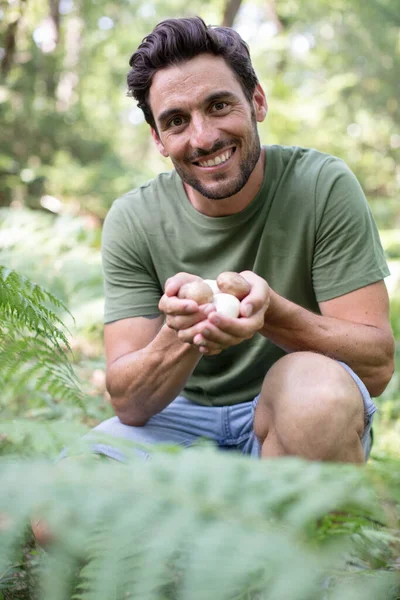 森の中でキノコを集める幸せな男 — ストック写真