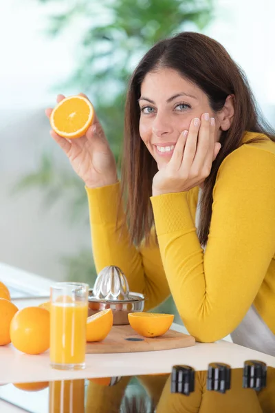 Beautiful Smiling Young Woman Sitting Fresh Orange Juice — Stock Photo, Image