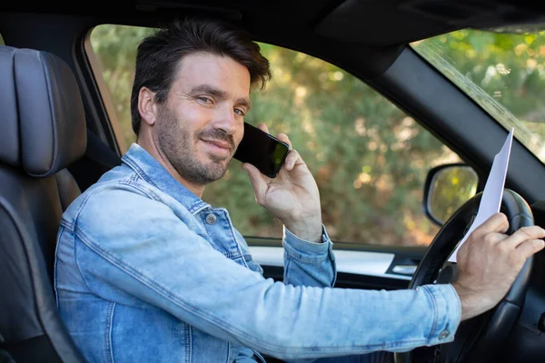 Man Using Phone While Driving His Car — Stock Photo, Image