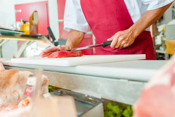 Butcher Cutting Meat — Stock Photo, Image