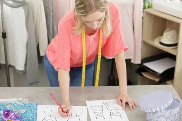 Ung Kvinnlig Modedesigner Skissa Klänning — Stockfoto