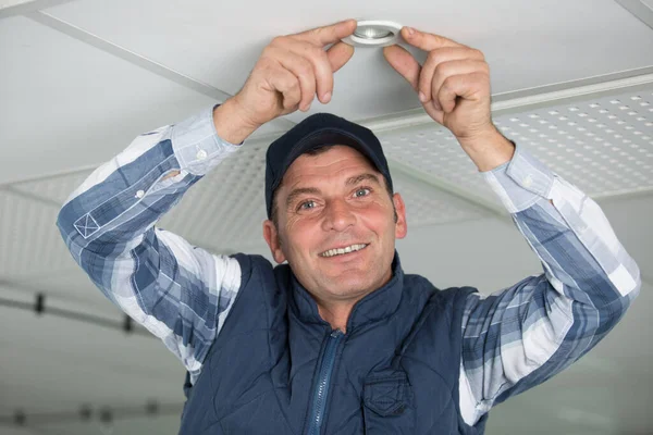 Homme Remplaçant Projecteur Plafond — Photo