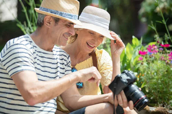 Joyeux Couple Touristes Seniors Regardant Des Photos Sur Caméra — Photo
