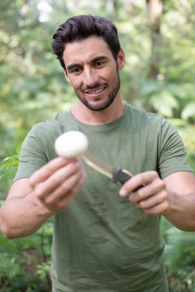 Man Cutting Edible Mushroom Knife — 图库照片