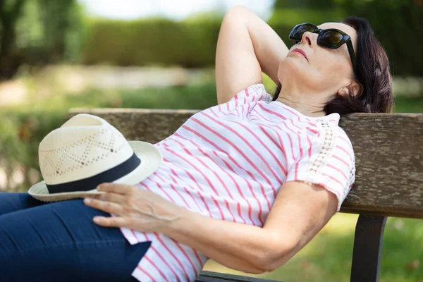 Senior Woman Relaxing Park Bench — Stock Photo, Image