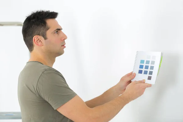 Projektant Wybiera Kolor Malowania Ścian — Zdjęcie stockowe