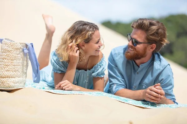 Couple Sitting Sandy Beach Vacation — Stockfoto