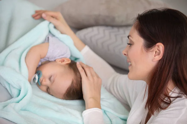 Aufnahme Einer Frau Die Ihr Schlafendes Baby Betrachtet — Stockfoto