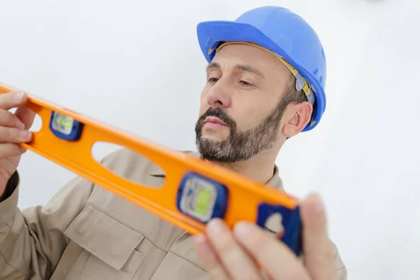 Male Builder Measuring Wall — ストック写真