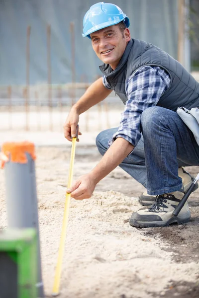 Cheerful Mature Tradesman Measuring Outdoor Site — Stock Photo, Image