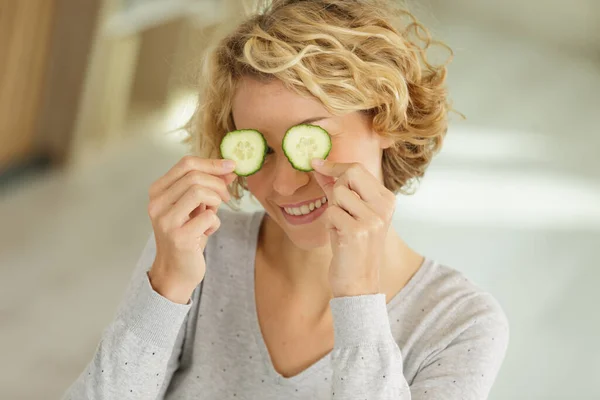 Jonge Vrouw Het Hebben Van Plezier Met Komkommer Plakjes — Stockfoto