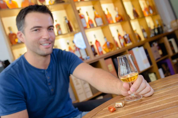 Uomo Con Bicchiere Whisky — Foto Stock