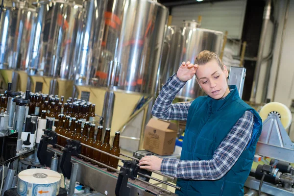 Glad Kvinnlig Anställd Förpackning Flaskor Buteljering Fabrik — Stockfoto