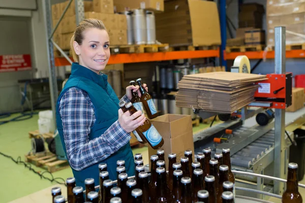 Tidying Bottles Beer — Stock Photo, Image