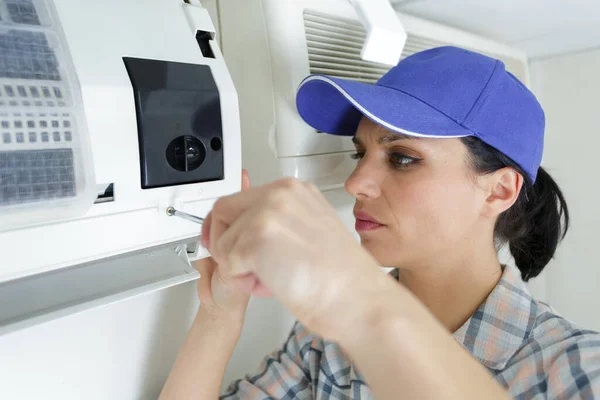 Tmavovlasá Žena Elektrikář Instalace — Stock fotografie