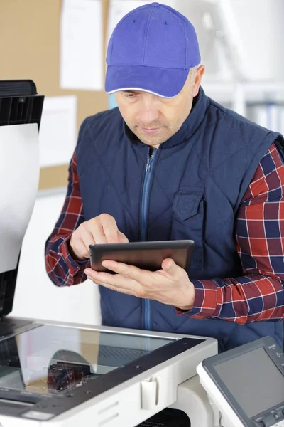 Reparador Homem Fixação Impressora Usando Tablet Digital — Fotografia de Stock